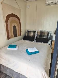 PowałkiにあるStrefa relaxu u JJのタオル2枚が備わるドミトリールームのベッド1台分です。 +18枚の写真