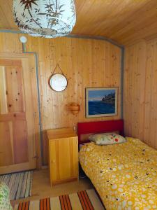 a bedroom with a bed and a wooden wall at Mayen Farquesses Mayen de Montagne 4 personnes in Evolène