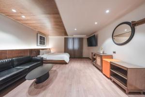庆州Gyeongju Coolstay hotel的配有沙发和床的酒店房间