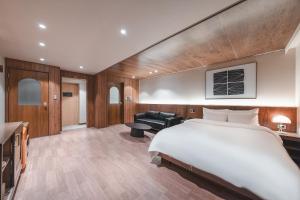 Gyeongju Coolstay hotel客房内的一张或多张床位