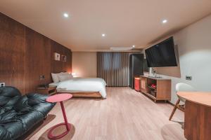 Gyeongju Coolstay hotel的电视和/或娱乐中心