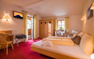 Łóżko lub łóżka w pokoju w obiekcie Hotel Reitlwirt