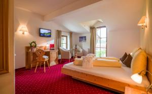 Łóżko lub łóżka w pokoju w obiekcie Hotel Reitlwirt