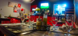 einen Tisch mit Weingläsern auf einer Bar in der Unterkunft Hotel Casa Jum in Santiago de los Caballeros