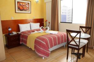 Postel nebo postele na pokoji v ubytování Hotel El Farolito
