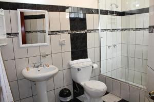 Koupelna v ubytování Hotel El Farolito