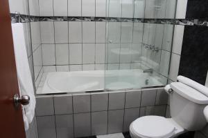 Koupelna v ubytování Hotel El Farolito
