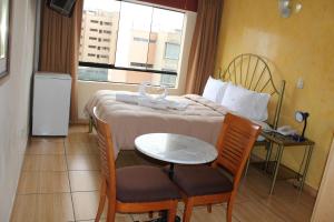Postel nebo postele na pokoji v ubytování Hotel El Farolito