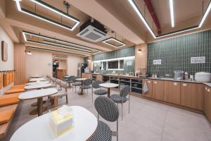 Gyeongju Coolstay hotel的厨房或小厨房