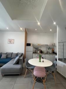 a living room with a table and a couch at Appartements Cosy, Centre de Rosendaël, HomyNest in Dunkerque