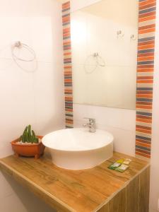 y baño con lavabo y espejo. en Canarias Bed & Breakfast, en San Lorenzo