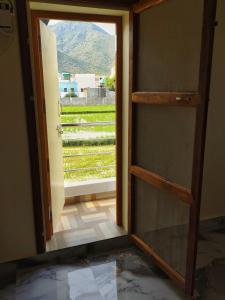 una puerta abierta con vistas a un tren en Poornima home stay, en Tiruvannāmalai 8 fotos más