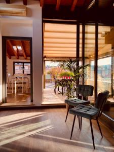 a living room with a chair and a table at Maison Mavino in Desenzano del Garda