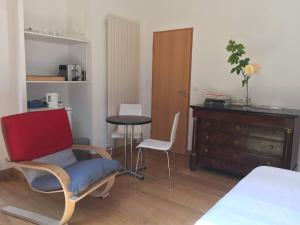 a bedroom with a table and chairs and a desk at Studio calme idéal pour déplacement professionnel, dans une maison in Sceaux