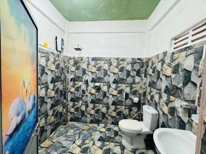 a bathroom with a toilet and a sink at Mom's Homestay in Sigiriya +40 photos