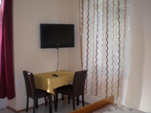 Televízia a/alebo spoločenská miestnosť v ubytovaní Tivoli Apartment + 11 fotografií