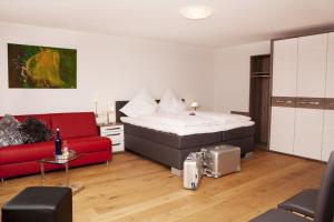 una camera con un letto e un divano rosso di Hotel Vintage Am Bundesbank-Bunker a Cochem