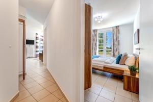 ein Wohnzimmer mit einem Bett und einem Fenster in der Unterkunft Residenz am Balmer See - BS 37H mit Wellnessbereich in Balm