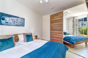 ein Schlafzimmer mit zwei Betten und einem Fenster in der Unterkunft Residenz am Balmer See - BS 37H mit Wellnessbereich in Balm