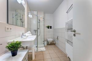 Ein Badezimmer in der Unterkunft Residenz am Balmer See - BS 37H mit Wellnessbereich