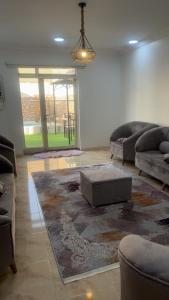 un salon avec des canapés et un tapis dans l'établissement استراحه الحياه, à Yanbu