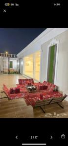 Cette chambre comprend un lit avec des oreillers rouges. dans l'établissement استراحه الحياه, à Yanbu