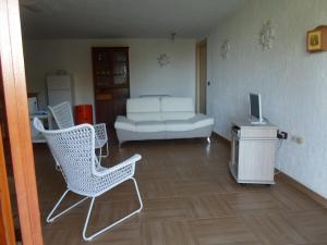 ポッツァッロにあるVilla Eva Bのリビングルーム(白い椅子、ソファ付)