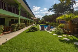 Κήπος έξω από το Mavi Surf Hotel Dominical