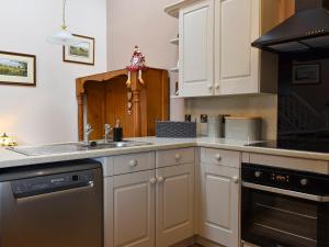 Kuchyň nebo kuchyňský kout v ubytování Hen House - Uk31827