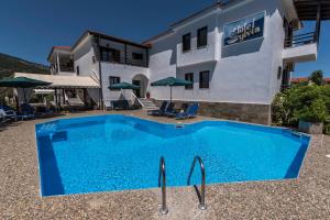 a swimming pool in front of a house at Hotel Sylvia in Koinyra