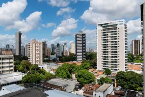 um horizonte da cidade com edifícios altos e árvores em Belém Soft Hotel em Belém