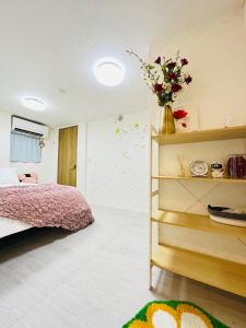 Una cama o camas en una habitación de ksk's inn