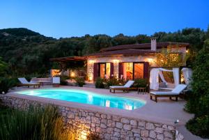 una villa con piscina frente a una casa en Amapola Boutique Villas with Sea Access - Phos, en Sivota