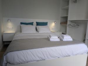 una camera da letto con un letto grande con asciugamani sopra di Monte Gordo Accommodation a Ribeira Brava