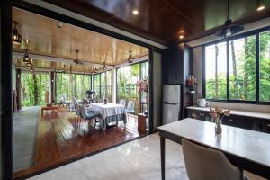 a kitchen and dining room with a table and chairs at Domnak Pichet in Siem Reap