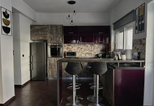 eine Küche mit Arbeitsfläche und Kühlschrank in der Unterkunft Valla Studio in Rhodos (Stadt)