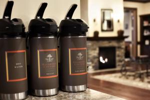Příslušenství pro přípravu čaje a kávy v ubytování Country Inn & Suites by Radisson, Rapid City, SD