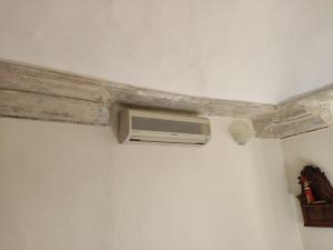a wall mounted air conditioner in a room at Dimora Fenni - Appartamento elegante nel cuore di Monte Isola con Wi-Fi e aria condizionata in Monte Isola