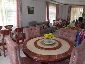 MweigaLe Tai Village Homestay的带桌椅和沙发的客厅