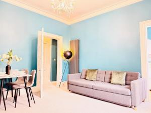 un salon avec un canapé et une table dans l'établissement City Centre Escape with Private Garden, à Édimbourg