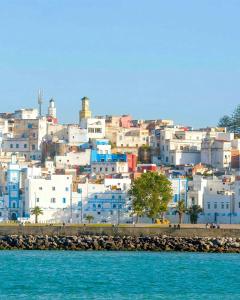 una vista de una ciudad desde el agua en Dar dyafa, en Larache