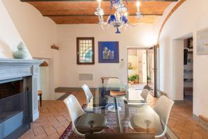 Un comedor con una mesa de cristal y sillas. en Villa Vittoria Tuscany new opening 2025, en Montaione