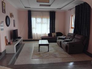 MweigaLe Tai Village Homestay的带沙发和桌子的客厅