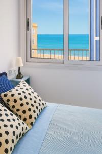 ein Schlafzimmer mit einem Bett mit Blick auf das Meer in der Unterkunft Apartamento de Toni Playa Bellresguard in Bellreguart
