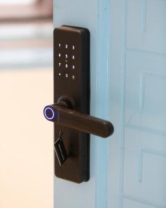 Una manija de puerta negra en una puerta con un pomo de puerta en Allamanda Boutique Hostel, en Galu