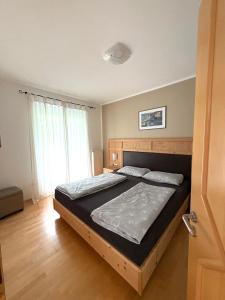 a bedroom with a large bed with a wooden headboard at Apartment Apfel in Naturno