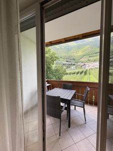 a table and chairs on a balcony with a view at Apartment Apfel in Naturno