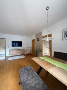 a living room with a table and a couch at Apartment Apfel in Naturno