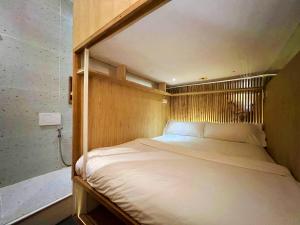 Postel nebo postele na pokoji v ubytování The Hide Hostel Canggu - Adult Only