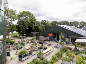 een bovenaanzicht van een gebouw met banken en planten bij Het Lage Noorden in Marrum